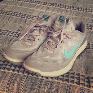Nike women’s flex experience size 8